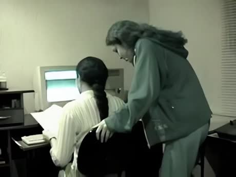 Смотреть видео Две молодые индийские лесбиянки занимаются любовью на работе